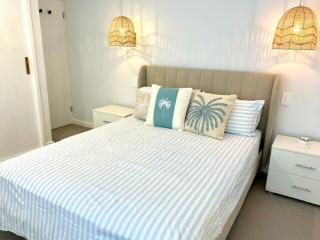 Stunning Family Home with Tropical Garden - Warriewood - 2