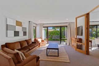 Sunny Family Home on Garden - Christchurch - 0