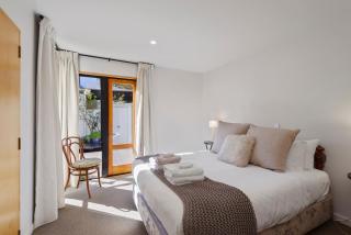 Sunny Family Home on Garden - Christchurch - 4