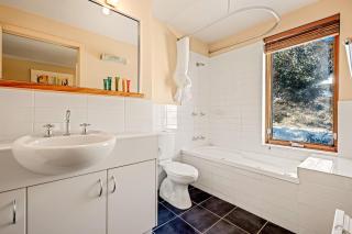 Ski in-Ski out Hotham apt with Parking Undercover - 3