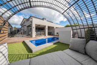 Casa de Praia Luxe by the Bay with Gas Heated Pool - Safety Beach - 0
