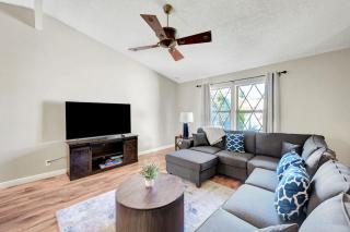 Beautiful Renovated 4BR w Pool - Las Vegas - 9