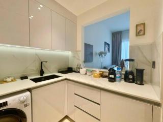 Chic & Serene 1br Apt Balcony, Pool & Parking - 2