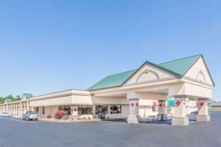 Ramada by Wyndham Grayling Hotel & Conference Center - Grayling - 0