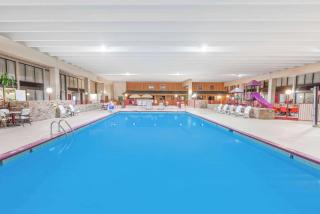 Ramada by Wyndham Grayling Hotel & Conference Center - Grayling - 9