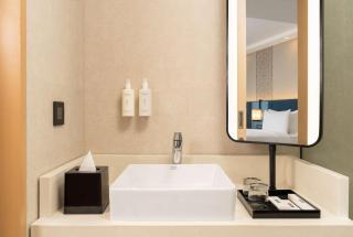 Hilton Garden Inn Mumbai International Airport - 2