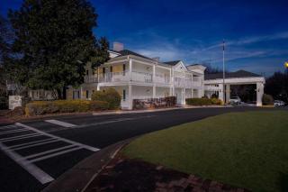 Quality Inn Fayetteville Near Historic Downtown Square - 2