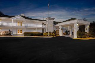 Quality Inn Fayetteville Near Historic Downtown Square - 1