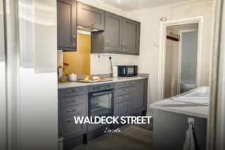 Bright and Warm 3-beds Home in Lincoln by Renzo, Driveway Parking, Sleeps 6! - Lincoln - 0