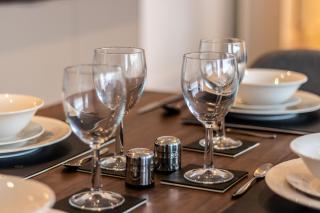 Modern 2-Bed, 2-Bath Apartment in Central Ashford - Ashford - 1