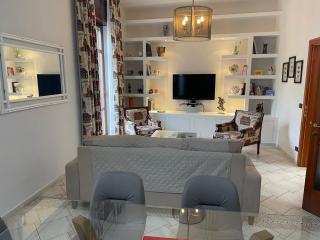 Centro Storico, Piazza Carmine: La Casa di Angela - 3