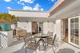 Luxury 3 Bed 3 Bath Home with VIEW 5 Mins to Rodeo Drive Prime Location WiFi Parking Private Balcony - Los Angeles - 0