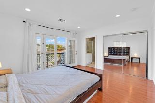 Luxury 3 Bed 3 Bath Home with VIEW 5 Mins to Rodeo Drive Prime Location WiFi Parking Private Balcony - Los Angeles - 5