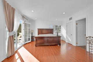 Luxury 3 Bed 3 Bath Home with VIEW 5 Mins to Rodeo Drive Prime Location WiFi Parking Private Balcony - Los Angeles - 4