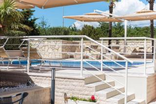 Sargas Suite 3 with pool view - 2