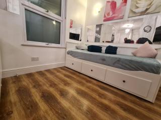 St 5 - Quiet Studio flat - 11 mins walk to Tube - Londra - 8