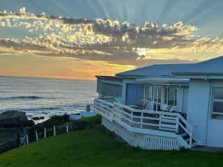 Waters Edge Beach House - Seaview - 7