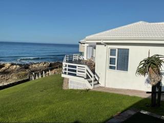 Waters Edge Beach House - Seaview - 6