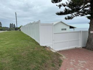 Waters Edge Beach House - Seaview - 4