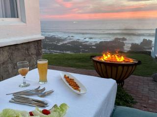 Waters Edge Beach House - Seaview - 3