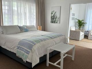 Waters Edge Beach House - 8