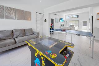 Uhost AI - Luxurious 5B Home w Pool & Lounge - 5