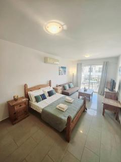 Pool view studio, shaded balcony - Peyia - 8