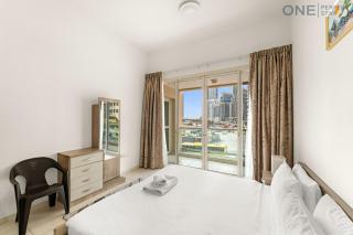 Cozy 2BR Apartment in Marina With Pool & Gym - 3