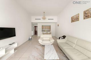 Cozy 2BR Apartment in Marina With Pool & Gym - 6