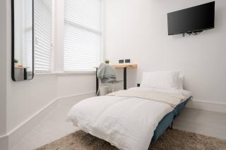 Private Stay by Anfield Shared Kitchen Parking - 4