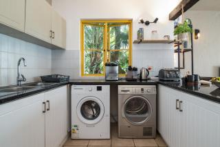 Santorini Akrotiri 5 - With Inverter that powers TV, Wifi and 1 Light - Ballito - 6