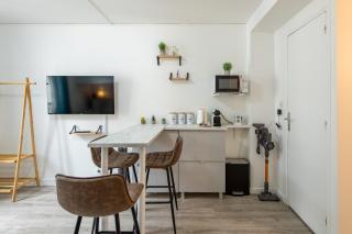 Best Deal! Modern studio in vibrant area only 5 minutes by walk to metro - central location - 4
