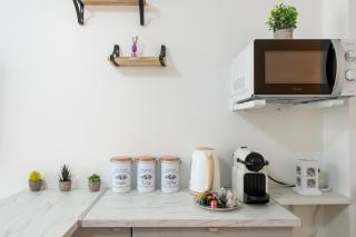 Best Deal! Modern studio in vibrant area only 5 minutes by walk to metro - central location - 7