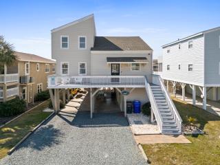 Canal with Boat Slip, 4-bedroom retreat in Ocean Isle Beach, quick walk to beach - Ocean Isle Beach - 8