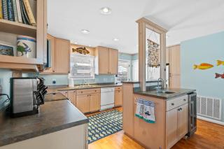 Canal with Boat Slip, 4-bedroom retreat in Ocean Isle Beach, quick walk to beach - Ocean Isle Beach - 7