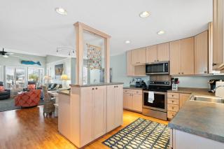 Canal with Boat Slip, 4-bedroom retreat in Ocean Isle Beach, quick walk to beach - Ocean Isle Beach - 6