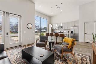 Luxury Loft Style Apartment - Austin - 4