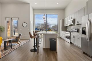 Luxury Loft Style Apartment - Austin - 3