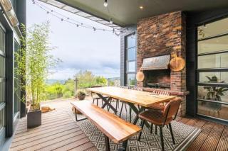 Charming 6-Bed Escape- Balconies & Panoramic Views - - 6