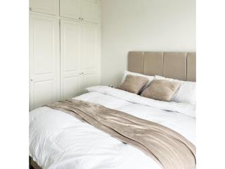 Riverside Modern One Bedroom Apartment - London - 9