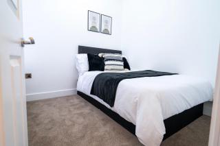Spacious Stylish House Sleeps 12 in Central Tonbridge - 2