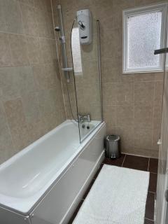 Airy garden flat, London, with fast trains to central London and direct train to Gatwick Airport - 1