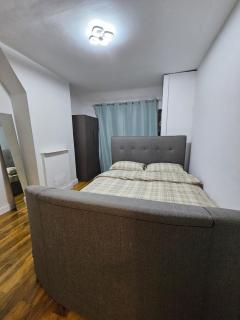 Three bedroom house with a park - 1