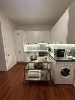 Stylish & Cozy 1BR Steps from Royal Palace | By Airnest - 4