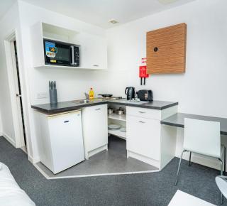 Comfortable Central Coventry Budget Studio - 9