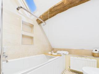 Charming Cotswold Getaway - 4