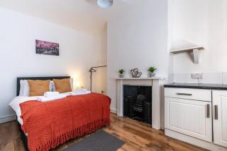 Spacious 5BR House in Central Derby, Near Amenities - Derby - 4