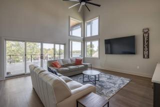 6BR Lakefront Mansion Private Dock, Kayaks, Gym! - 4