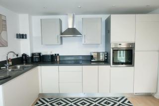 Elegant 2br2ba Flat Lift Free Parking - Basingstoke - 1