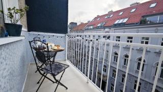 Studio Old town w Balcony only 5 min Danube river - 0